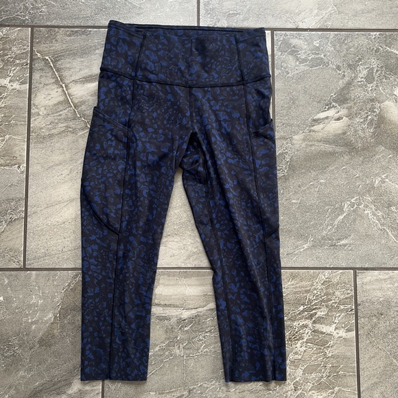 🍋Lululemon blue and black Luxtreme crops size 6 - Picture 2 of 10